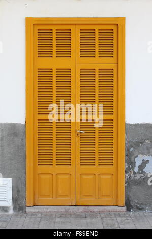 Maison de style italien avec des volets d'entrée Banque D'Images