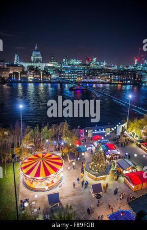 Foire de Noël à l'extérieur de la Tate Modern sur les rives de la Tamise. Banque D'Images