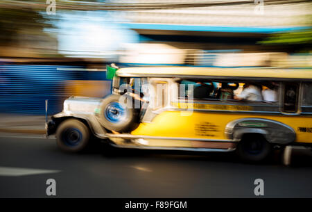 'Jeepney' le trafic dans le centre de Manille, Philippines Banque D'Images