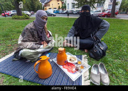 Les femmes du Koweït, les curistes, mère et fille, pique-nique dans le parc, ville thermale de Bohême du Nord. Teplice, République Tchèque Banque D'Images