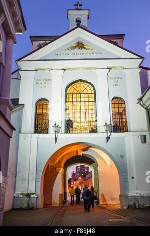 Notre Dame de la porte de l'aurore un objet de vénération pour les catholiques romains et orthodoxes à Vilnius, Lituanie, Europe Banque D'Images