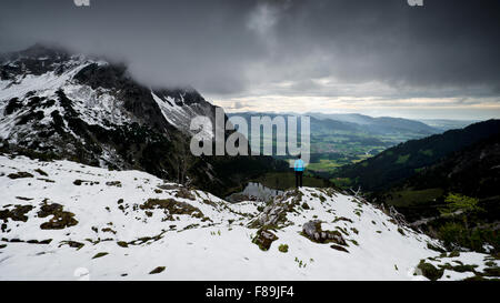 À la recherche d'un randonneur dans la vallée de montagne, Alpes, Bavière, Allemagne Banque D'Images