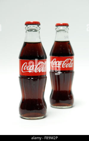 Deux bouteilles de Coca Cola in front of white background Banque D'Images