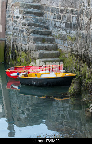 Deux rangs de petits bateaux amarrés au bas de Stone Harbor steps Banque D'Images