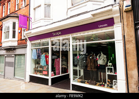 Portée Magasin de charité store front nom signe l'entrée du bâtiment extérieur Lincoln City UK Angleterre Banque D'Images