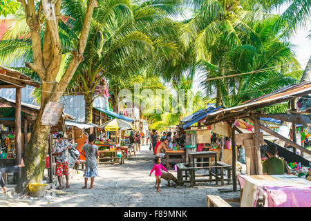 L'île de Koh rong principal village de bars et restaurants au Cambodge Banque D'Images