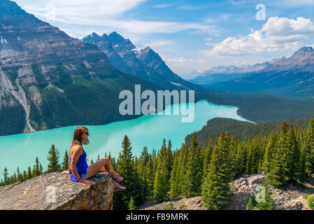 Femme sur rocher surplombant le Lac Peyto, Banff National Park, Alberta, Canada Banque D'Images