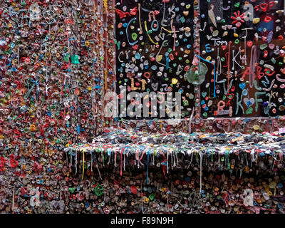 Le Pike Place Market Theatre Gum Wall à Seattle, Washington est couvert de chewing-gum, utilisé. Banque D'Images