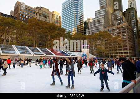Skaters, représenté à Bryant Park à New York. Photo par Trevor Collens Banque D'Images