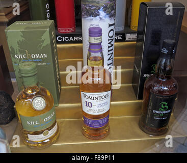 Whiskies de malt en vitrine, Edinburgh, Ecosse, Royaume-Uni Banque D'Images