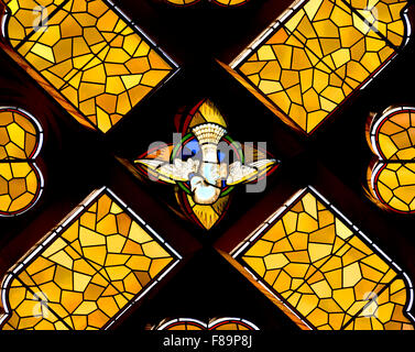 Londres, Angleterre, Royaume-Uni. Eglise catholique romaine de l'English Martyrs, Tower Hill. Vitrail : colombe de la paix Banque D'Images