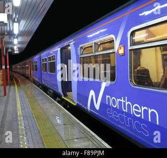 Les trains électriques du nord à Wigan North Western Station, Lancs,England, UK, 319375 Banque D'Images