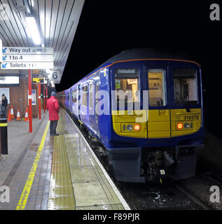 Les trains électriques du nord à Wigan North Western Station, Lancs,England, UK, 319375 Banque D'Images
