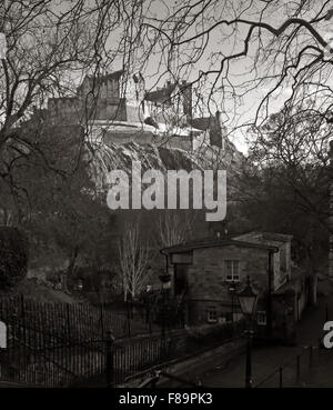 Le Château d'Édimbourg en hiver, Écosse, Royaume-Uni de St Cuthberts cimetière en monochrome Banque D'Images