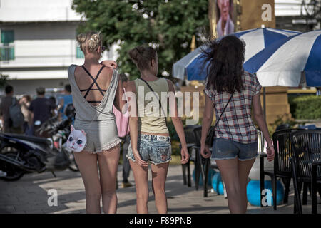 Pantalons chauds. Trois femelles caucasiennes dans le pantalon chaud. Banque D'Images