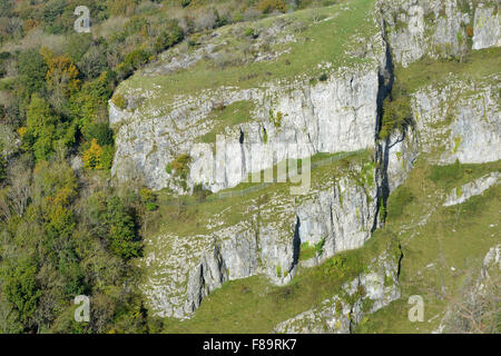 Les gorges de Cheddar, collines de Mendip, Somerset côté nord du haut des falaises Banque D'Images