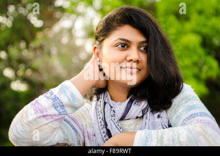 Portrait d'un visage rond chubby Indian woman loin dans la distance Banque D'Images