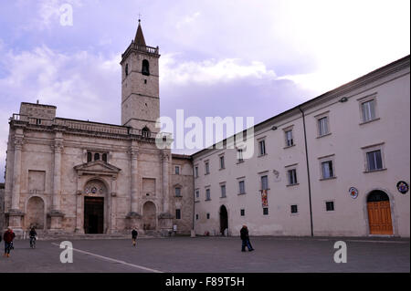 ASCOLI PICENO, ITALIE LA CATHÉDRALE DE ST. EMIDIO EN PLACE ARRINGO Banque D'Images