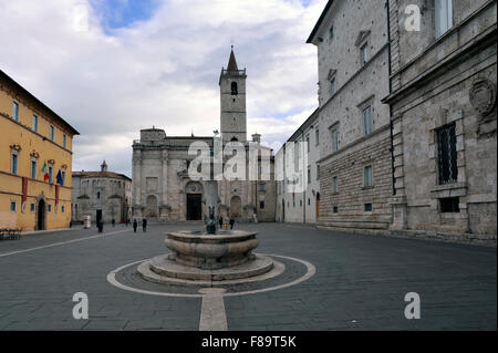 ASCOLI PICENO, ITALIE LA CATHÉDRALE DE ST. EMIDIO EN PLACE ARRINGO Banque D'Images