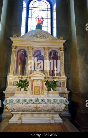 Un autel à St Stephen's Basilica, Budapest, Hongrie. Banque D'Images