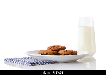 Pile de cookies aux pépites de chocolat fait maison sur une plaque en céramique blanc sur bleu serviette et verre de lait, isolé sur fond blanc Banque D'Images