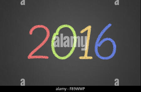 Année 2016 avec une craie à la main sur un tableau noir. Banque D'Images