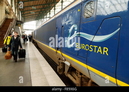 Les passagers qui arrivent à la Gare du Nord, Paris sur un train Eurostar de St Pancras, Londres ; Gare du Nord, Paris France Banque D'Images