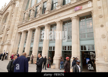 Les gens de l'extérieur de la Gare du Nord, Paris France Europe Banque D'Images