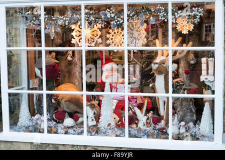 Boutique Noël fenêtre afficher dans Broadway, des Cotswolds. L'Angleterre Banque D'Images