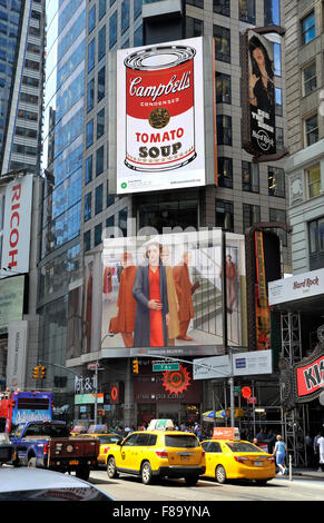 Andy Warhol et George Tooker peintures apparaissent sur les panneaux d'affichage numérique dans le New York Times Square au cours de l'art partout. Banque D'Images