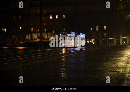 Tram de Noël dans la ville de Budapest capitale de la Hongrie Banque D'Images