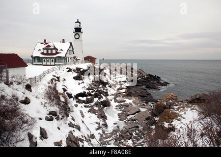 Une grande couronne est pendu sur Portland Head Lighthouse pour célébrer la saison des vacances sur la côte rocheuse. C'est le plus ancien phare dans le Maine. Banque D'Images