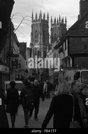 Les acheteurs de Noël sur Low Petergate, York Minster avec l'au-delà. Banque D'Images