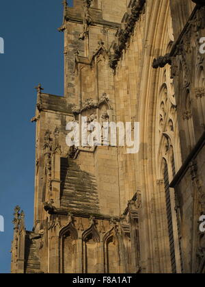 Statues sur la façade ouest de la cathédrale de York. Banque D'Images