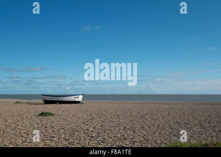 Bateau de pêche en bois blanc sur la plage de galets contre un ciel bleu à l'Angleterre Suffolk Aldeburgh Banque D'Images