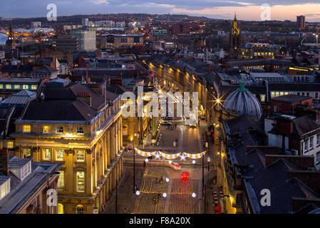 Vue au crépuscule de Newcastle Upon Tyne à Noël de Gray's Monument à la recherche vers le bas de la rue grise vers Gateshead Banque D'Images