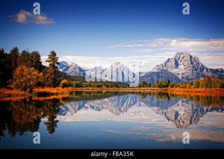 Mont Moran reflète dans les eaux calmes de la rivière Snake à Oxbow Bend. Parc National de Grand Teton, Wyoming. Banque D'Images