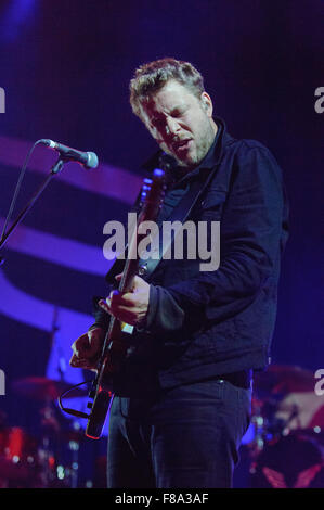 Liverpool, Royaume-Uni. 7 décembre 2015. Ted Dwane de Mumford and Sons en prestation au Liverpool Echo Arena. © Paul Warburton/Alamy Live News Banque D'Images