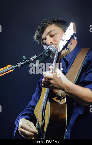 Liverpool, Royaume-Uni. 7 décembre 2015. Marcus Mumford de Mumford and Sons en prestation au Liverpool Echo Arena. © Paul Warburton/Alamy Live News Banque D'Images