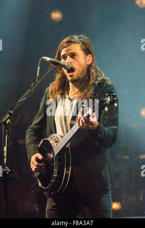 Liverpool, Royaume-Uni. 7 décembre 2015. Winston Marshall de Mumford and Sons en prestation au Liverpool Echo Arena. © Paul Warburton/Alamy Live News Banque D'Images