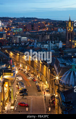 Vue au crépuscule de Newcastle Upon Tyne à Noël de Gray's Monument à la recherche vers le bas de la rue grise vers Gateshead Banque D'Images