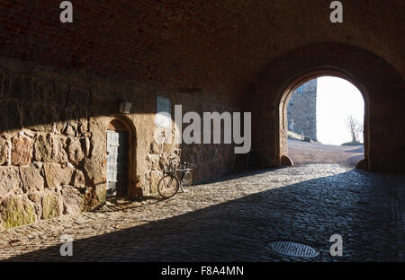 Passage dans la forteresse de Varberg mur. Soleil qui brille en tunnel Banque D'Images