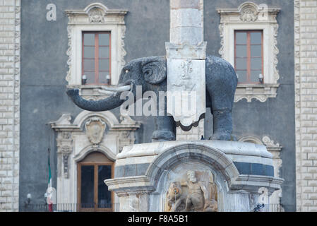 Fontaine de l'éléphant de Catane, vue de l'Liotru, une roche de lave à l'appui de l'éléphant d'un obélisque sur le dos, sur la Piazza del Duomo à Catane en Sicile. Banque D'Images