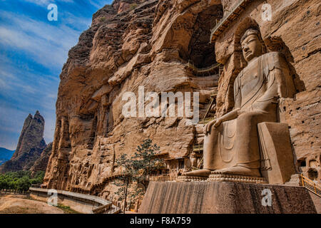 Immense statue de Bouddha, BIng Ling temple grotte et Ganshu Province, Chine Fleuve Jaune Banque D'Images