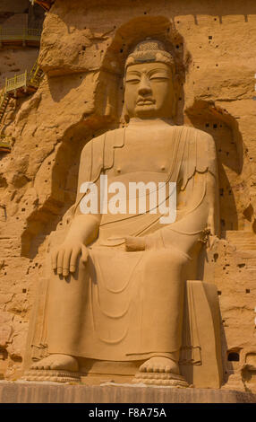 Immense statue de Bouddha, BIng Ling temple grotte et Ganshu Province, Chine Fleuve Jaune Banque D'Images