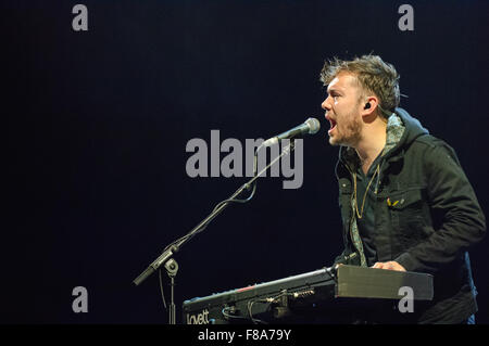 Liverpool, Royaume-Uni. 7 décembre 2015. Ben Lovett de Mumford and Sons en prestation au Liverpool Echo Arena. © Paul Warburton/Alamy Live News Banque D'Images