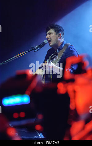 Liverpool, Royaume-Uni. 7 décembre 2015. Marcus Mumford de Mumford and Sons est filmé pendant l'exécution du Liverpool Echo Arena. © Paul Warburton/Alamy Live News Banque D'Images