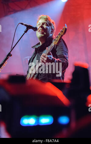 Liverpool, Royaume-Uni. 7 décembre 2015. Ted Dwane de Mumford and Sons est filmé pendant l'exécution du Liverpool Echo Arena. © Paul Warburton/Alamy Live News Banque D'Images