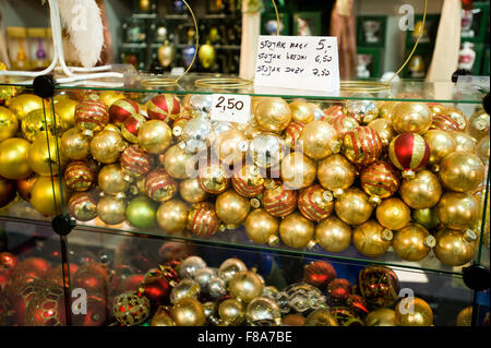 Piotrkow Trybunalski, Pologne. 7 Décembre, 2015. Boules de Noël exposés à la vente au-zkło «Glass-Decor» (décor), un fabricant de décoration de Noël à Piotrkow Trybunalski, Pologne. Credit : Marcin Rozpedowski/Alamy Live News Banque D'Images