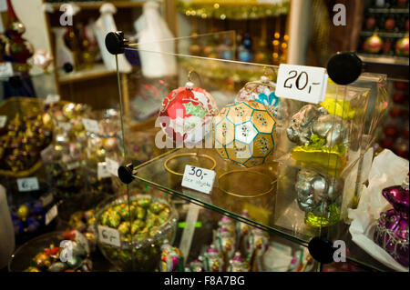 Piotrkow Trybunalski, Pologne. 7 Décembre, 2015. Boules de Noël exposés à la vente au-zkło «Glass-Decor» (décor), un fabricant de décoration de Noël à Piotrkow Trybunalski, Pologne. Credit : Marcin Rozpedowski/Alamy Live News Banque D'Images